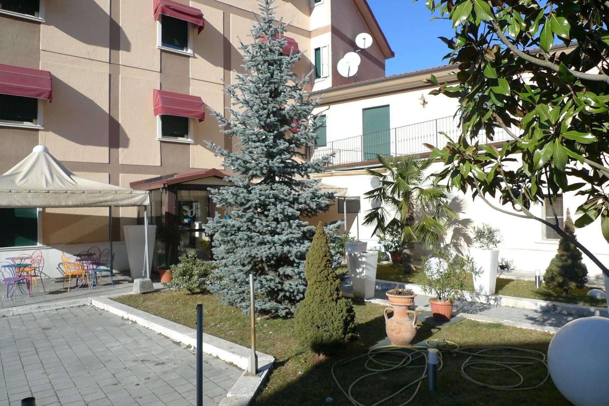 Hotel De Meis Capistrello Extérieur photo