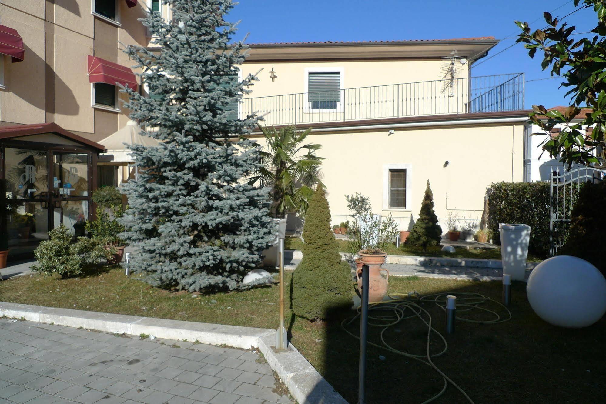 Hotel De Meis Capistrello Extérieur photo